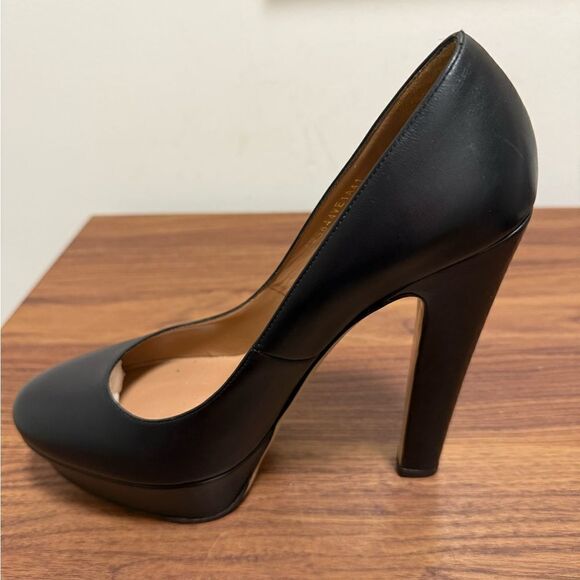 Authentic Valentino Garavani Black Leather Platform Pumps with 6 In. Heel. - Picture 2 of 9